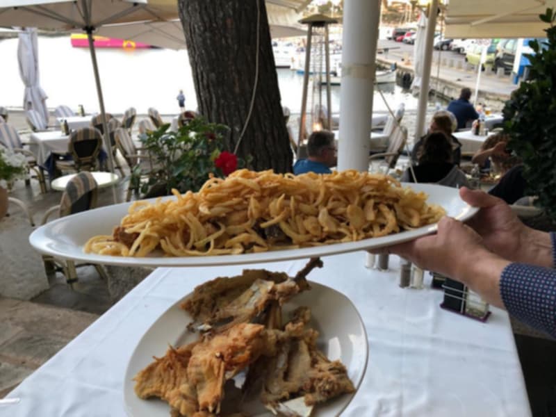 Platos servidos para compartir en una mesa de la terraza del restaurante